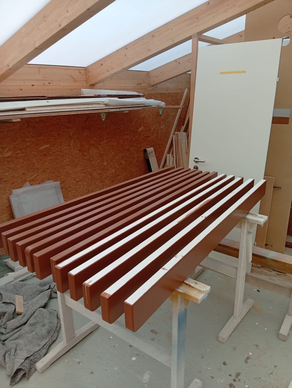 Frisch lasierte Holzlamellen auf dem Trockengestell in der Werkstatt