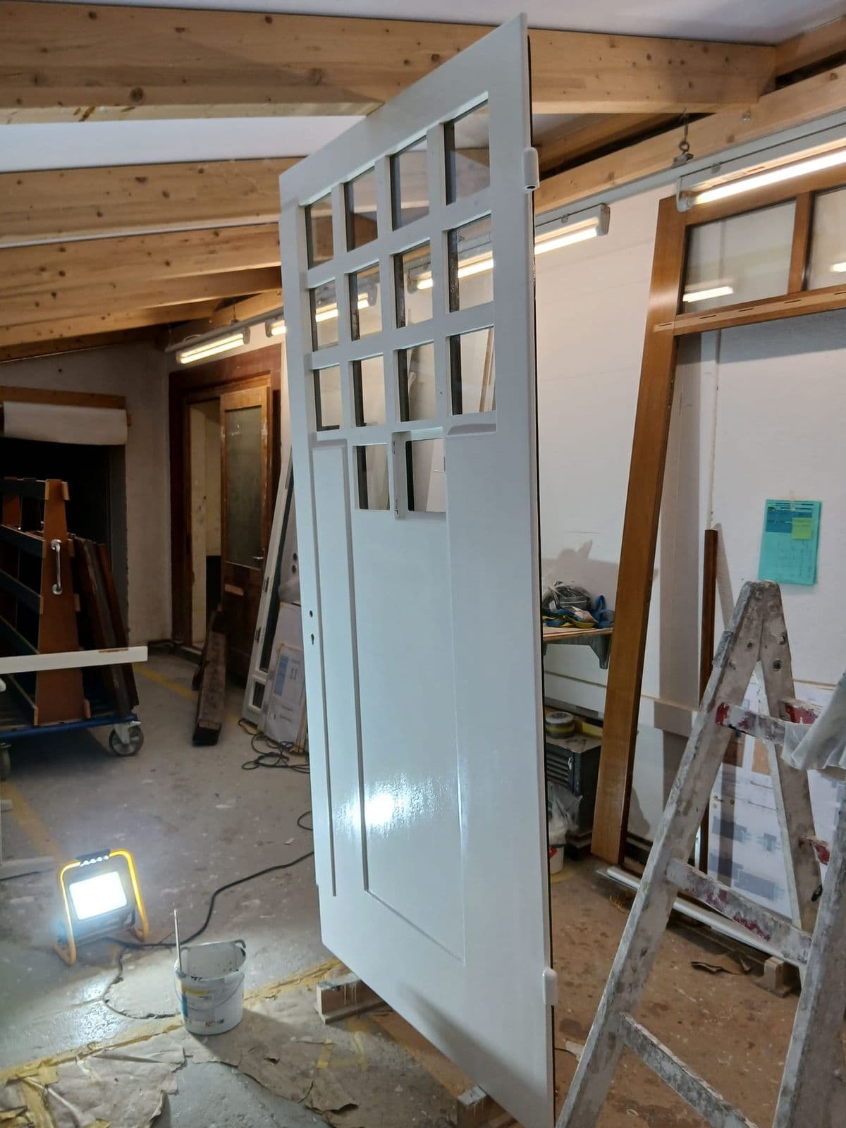 Sprossentür in hellem Salbeigrün, frisch lackiert in der Werkstatt