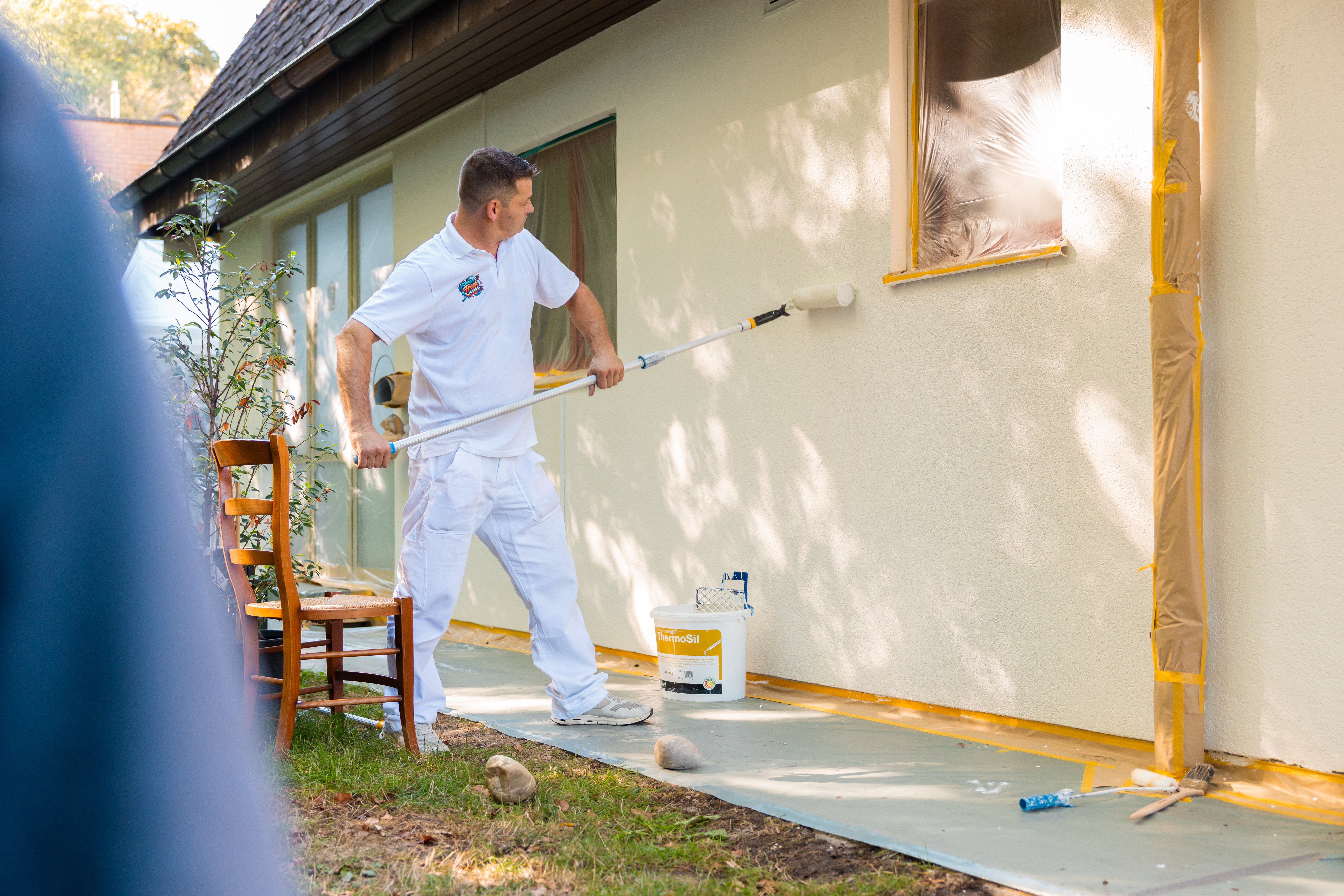 Roman Frech bei Arbeiten an einer Fassade